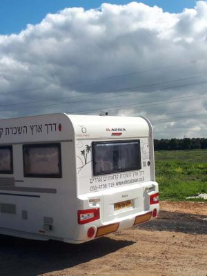 קראוון מטיילים דגם איריס עד 5 מקומות לינה